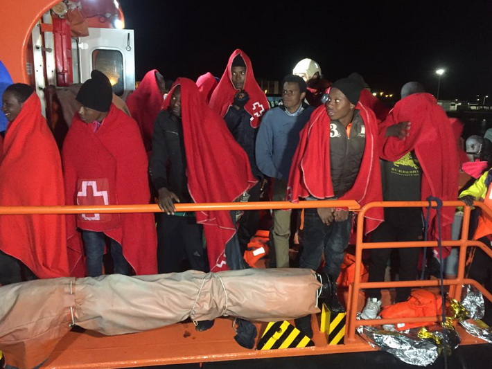 Llegan al puerto de Motril 62 inmigrantes rescatados a bordo de dos pateras, entre los que viajaban 5 mujeres y una nia de corta edad.